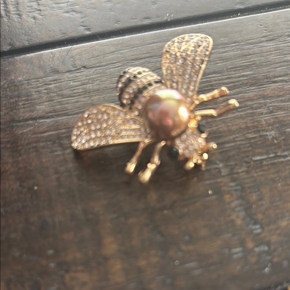Elegant Gold Bee Brooch - Picture 1 of 3